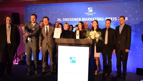 Skiweltcup Dresden gewinnt 24. Dresdner Marketingpreis. Die Gewinner halten den Pokal in den Händen.
