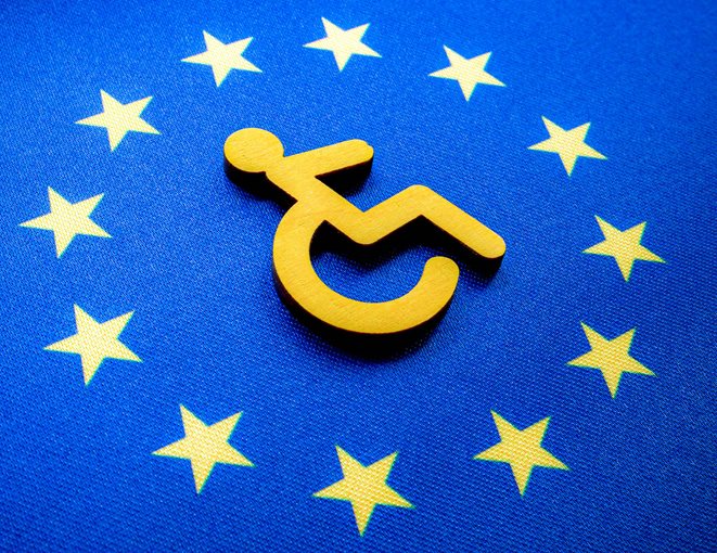 Bild mit Euro Flagge in dessen Mitte ein RollstuhlfahrerInnen-Symbol ist