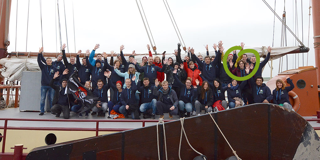 Gruppenbild der Mitarbeiter und Mitarbeiterinnen von webit auf einem Segelschiff