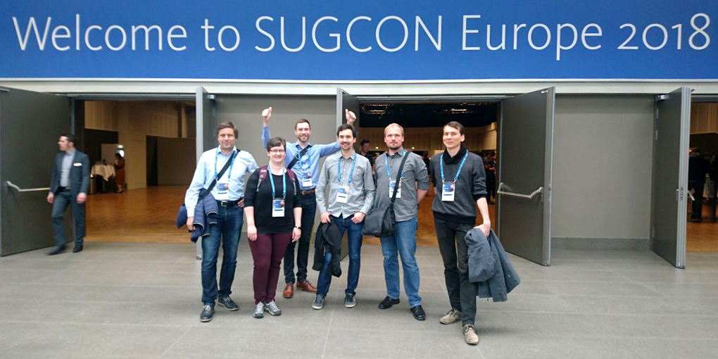 Eine Gruppe von sechs webit! Mitarbeitern steht vor der Messe "SUGCON Europe 2018"