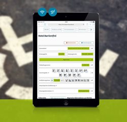 Auf einem Tablet-Gerät ist Plattform zur Dateneingabe für barrierefreie Reiseangebote dargestellt.