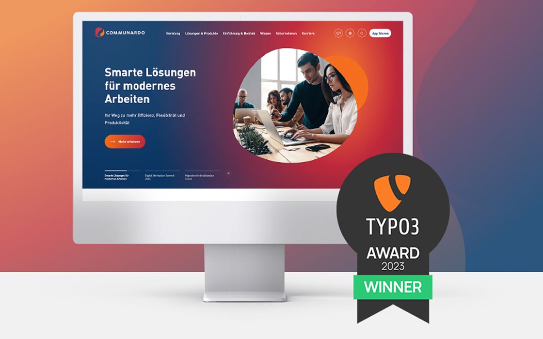 Ein Computerbildschirm zeigt eine Website mit Personen, die an einem Tisch arbeiten. Im Vordergrund befindet sich ein Abzeichen mit der Aufschrift „TYPO3 Award 2023 Winner“.