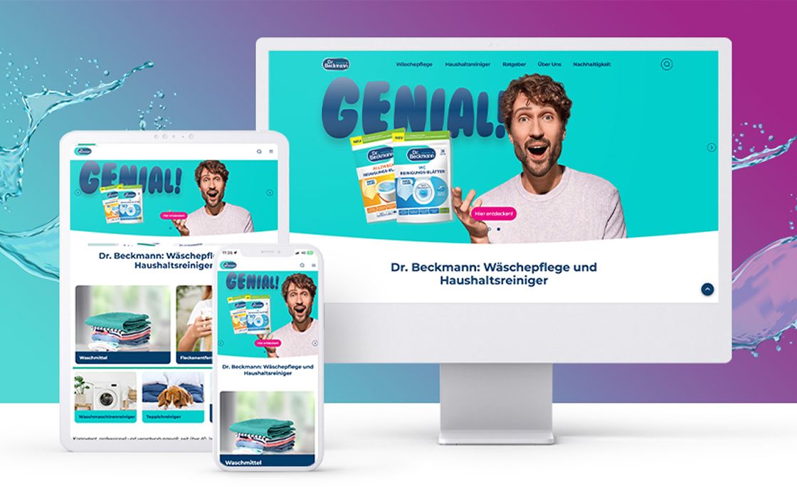 Ein Desktop-Monitor, ein Tablet und ein Smartphone zeigen die farbenfrohe Website von Dr. Beckmann mit dem Titel „GENIAL!“ und einem lachenden Mann, der Reinigungsprodukte präsentiert. Im Hintergrund spritzt Wasser über das Design.