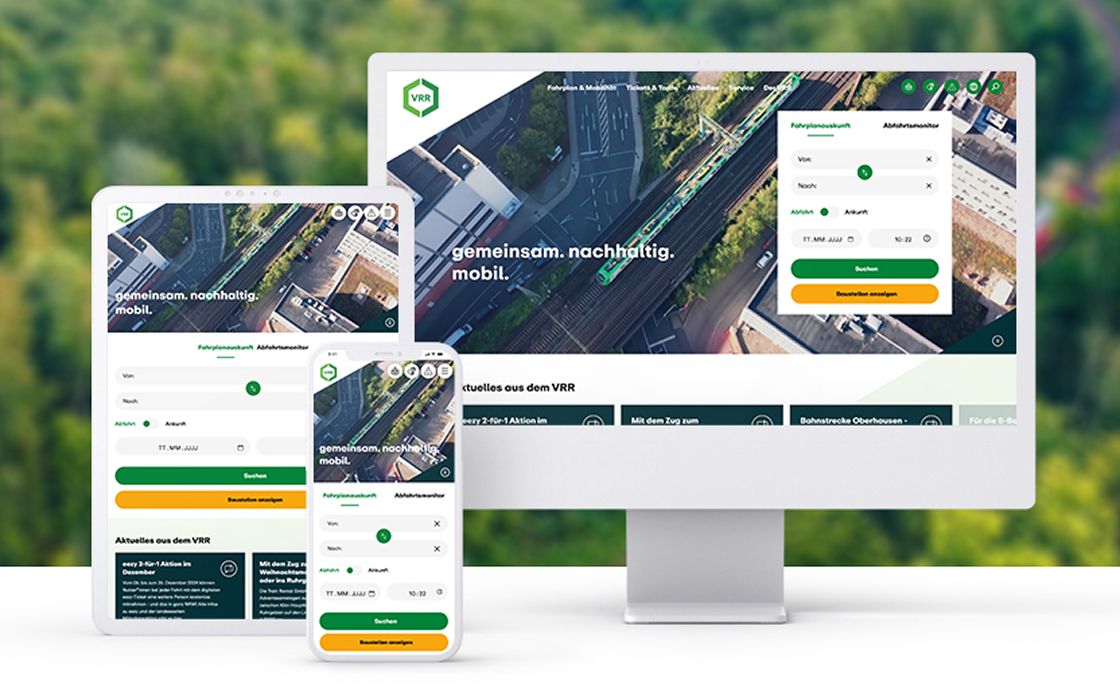 Ein Tablet, ein Smartphone und ein Desktop-Monitor zeigen die Website des Verkehrsverbunds Rhein-Ruhr (VRR). Im Hintergrund ist eine Vogelperspektive auf eine Stadt mit Bahntrasse zu sehen. Der Slogan lautet: „gemeinsam. nachhaltig. mobil.“