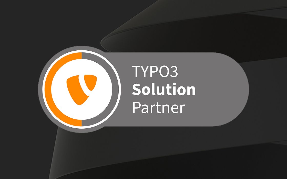 Ein dunkelgraues Partner-Emblem mit dem TYPO3-Logo und dem Text „TYPO3 Solution Partner“ auf einem abgedunkelten, abstrakten Hintergrund.