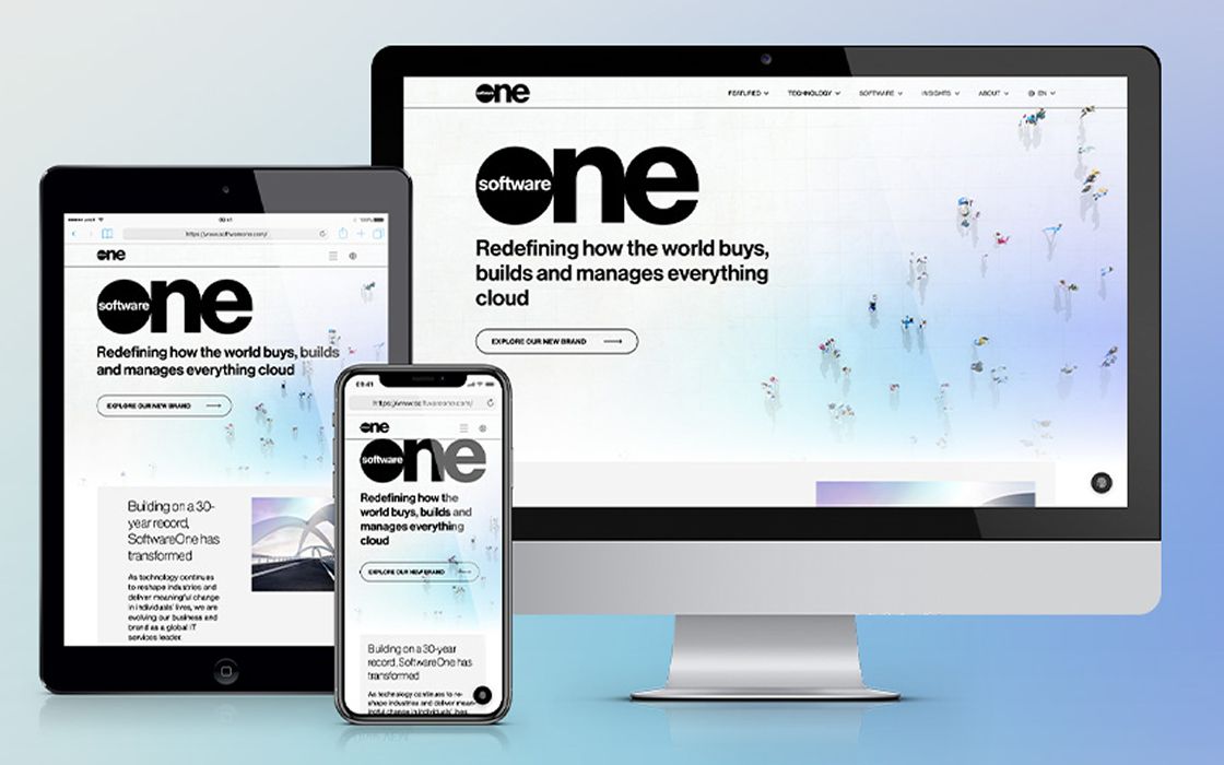 Tablet, Smartphone und Laptop zeigen die responsive Website von SoftwareOne mit dem großen Titel „Redefining how the world buys, builds and manages everything cloud“ auf hellem, modernem Hintergrund mit kleinen Personen-Illustrationen.