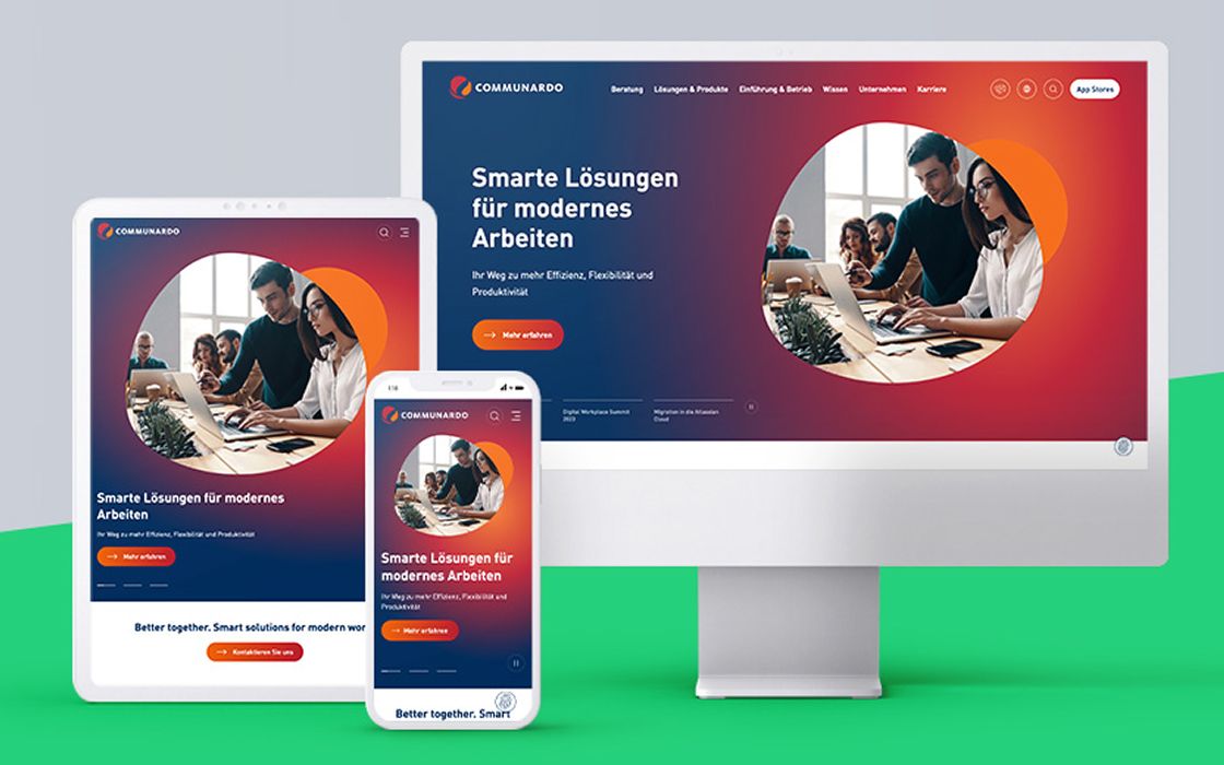 Ein Tablet, ein Smartphone und ein Desktop-Monitor zeigen die responsive Website von Communardo mit dem Titel „Smarte Lösungen für modernes Arbeiten“. Ein Bild im runden Rahmen zeigt ein Team bei der Zusammenarbeit am Laptop.