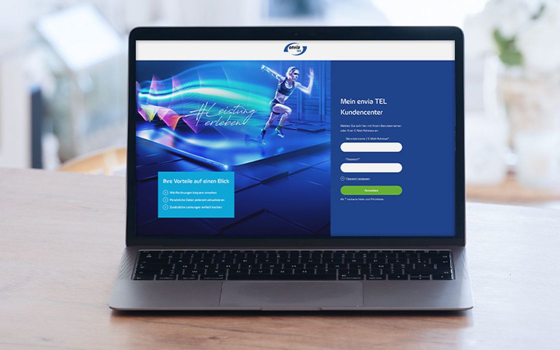 Ein Laptop zeigt das Kundenportal von envia TEL. Auf der linken Seite ist eine sportliche Frau in Bewegung mit dem Hashtag „#Leistung erleben“ zu sehen, rechts das Login-Formular mit Eingabefeldern für Benutzername und Passwort.