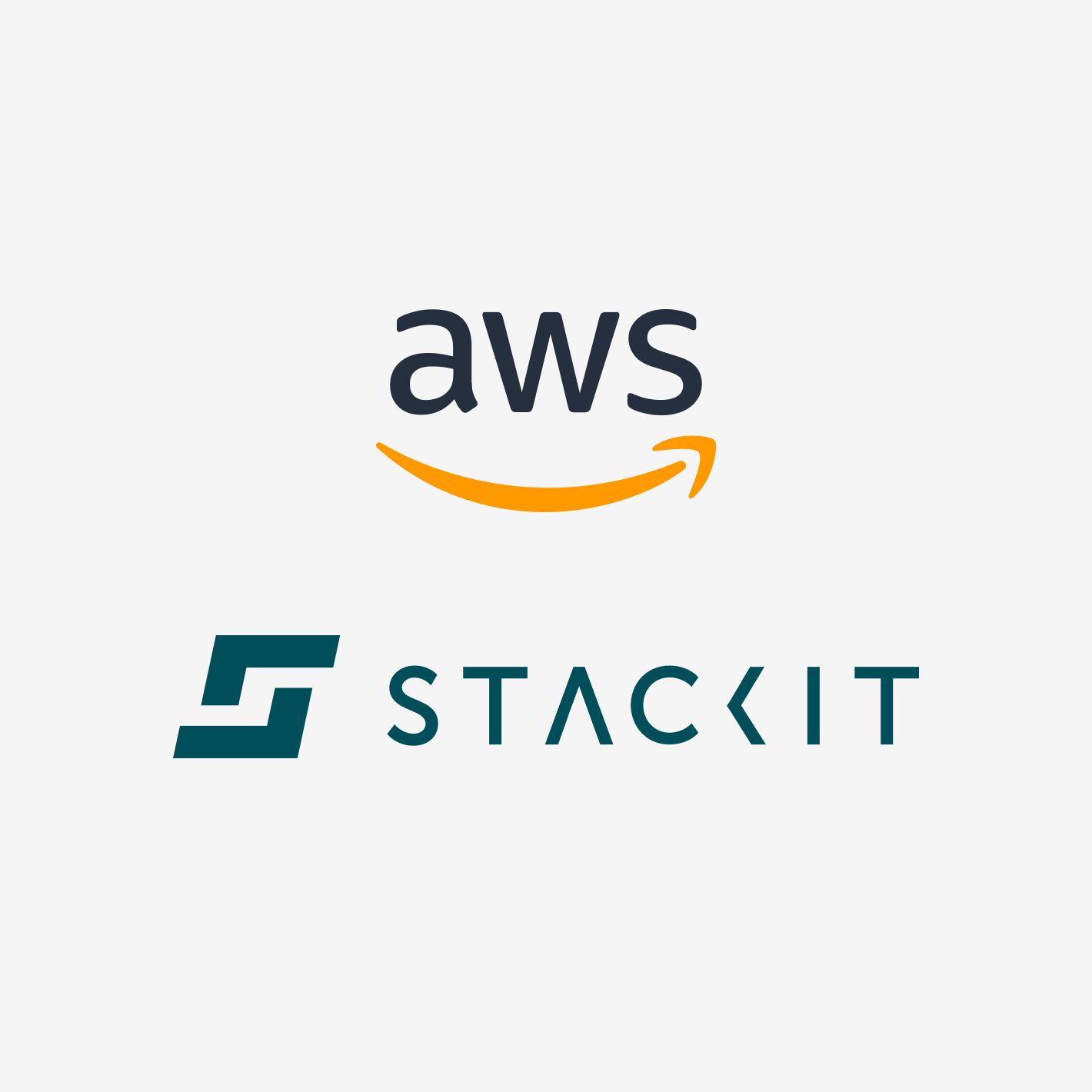 Logos von AWS mit dem charakteristischen orangefarbenen Pfeil-Lächeln und STACKIT mit einem stilisierten „S“ auf einem hellgrauen Hintergrund.
