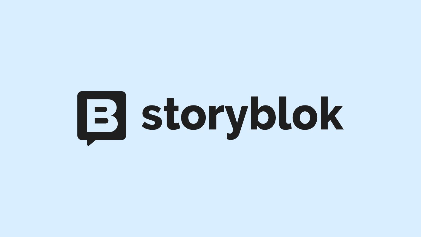 Storyblok-Logo mit einem stilisierten „B“ in einer Sprechblase, gefolgt vom Wort „storyblok“ in Kleinbuchstaben auf einem hellblauen Hintergrund.
