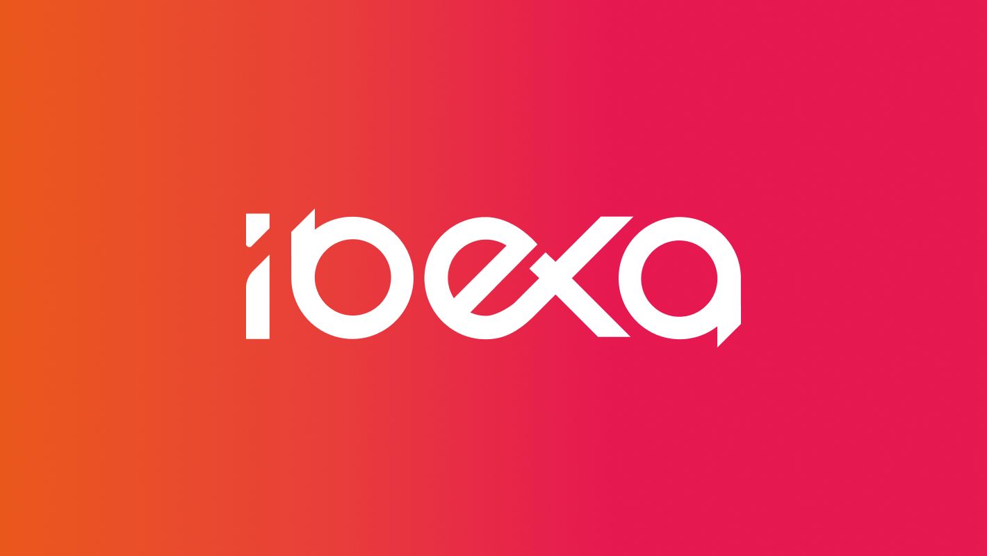 Ibexa-Logo in Weiß auf einem Farbverlauf-Hintergrund, der von Orange zu Pink übergeht.