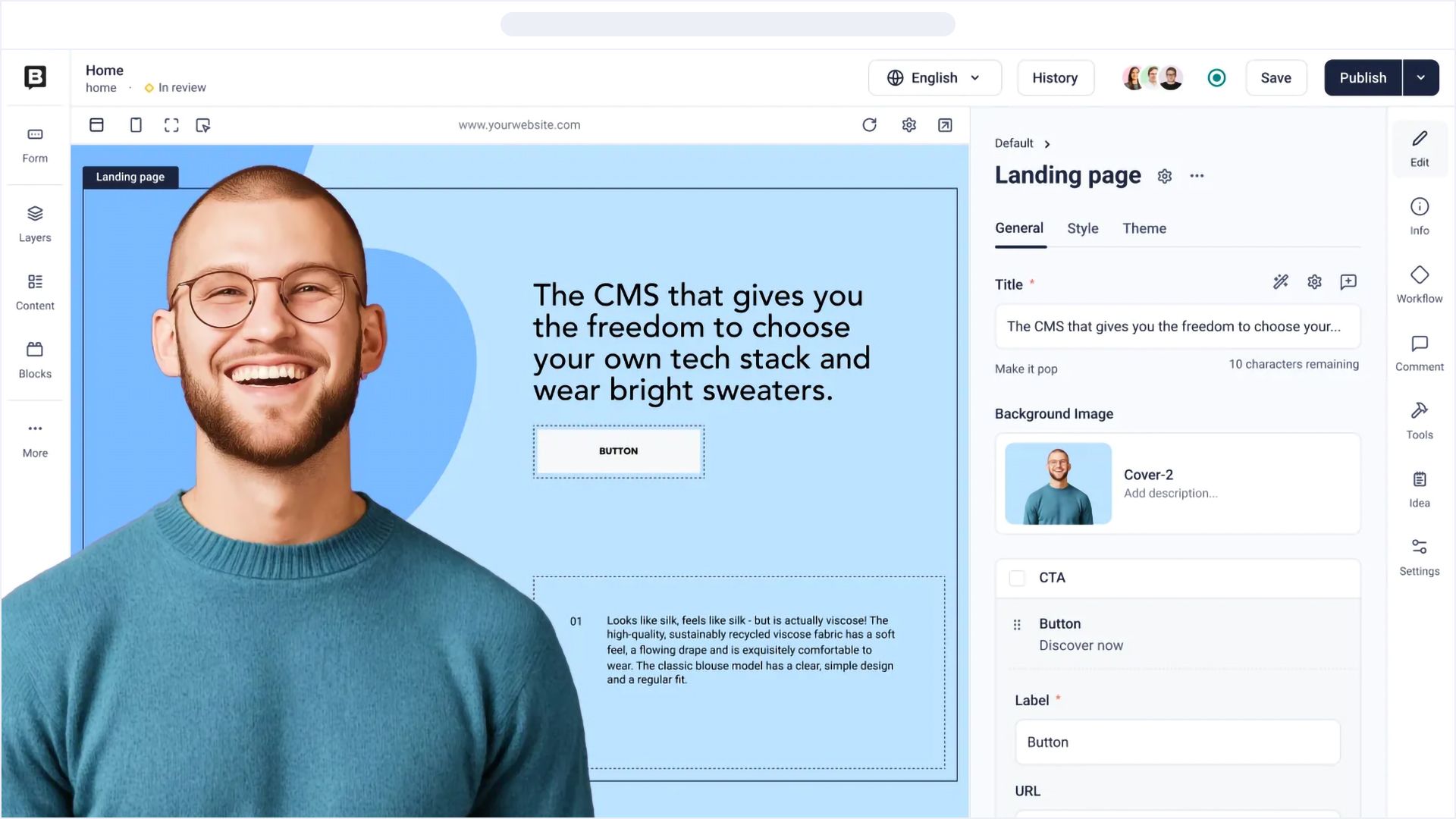 Ein Mann mit Brille und einem türkisen Pullover lächelt neben einem Website-Editor, der eine CMS-Landingpage mit anpassbaren Optionen zeigt.