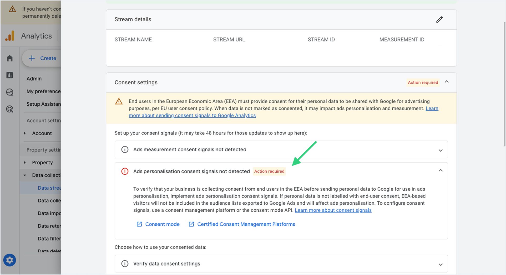 Screenshot einer Google-Analytics-Einstellungsseite mit einer Warnmeldung, dass keine Zustimmungssignale für personalisierte Werbung erkannt wurden, hervorgehoben durch einen grünen Pfeil.
