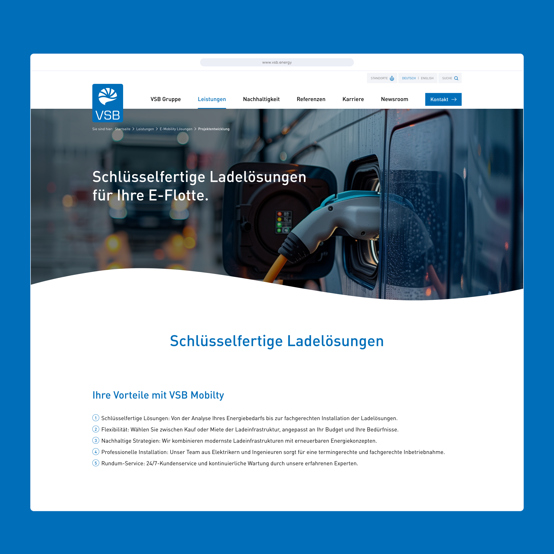 Website mit Lösungen zum Laden von Elektrofahrzeugen, auf der ein Ladestecker an ein Auto angeschlossen ist. Enthält Navigations- und Kontaktoptionen.