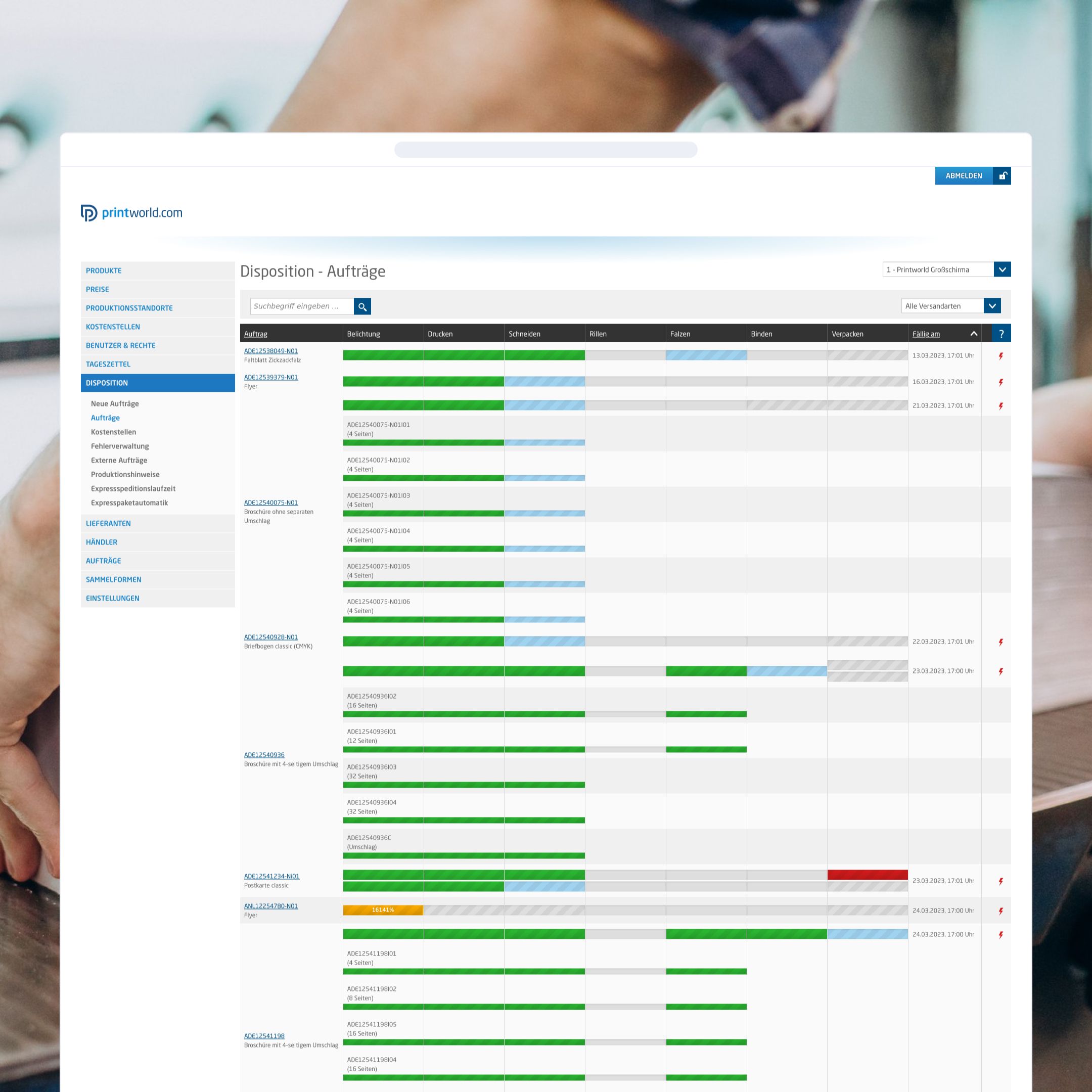 Eine Person betrachtet einen Computerbildschirm, auf dem ein detaillierter Termin- oder Projektmanagementplan mit farbigen Balken und Text angezeigt wird.