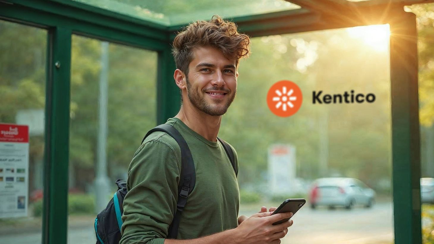 ChatGPT: Ein Mann mit Rucksack hält ein Telefon in der Hand und steht an einer Bushaltestelle mit unscharfem Hintergrund, auf dem das Kentico-Logo zu sehen ist. Sonnenlicht scheint von hinten auf ihn.