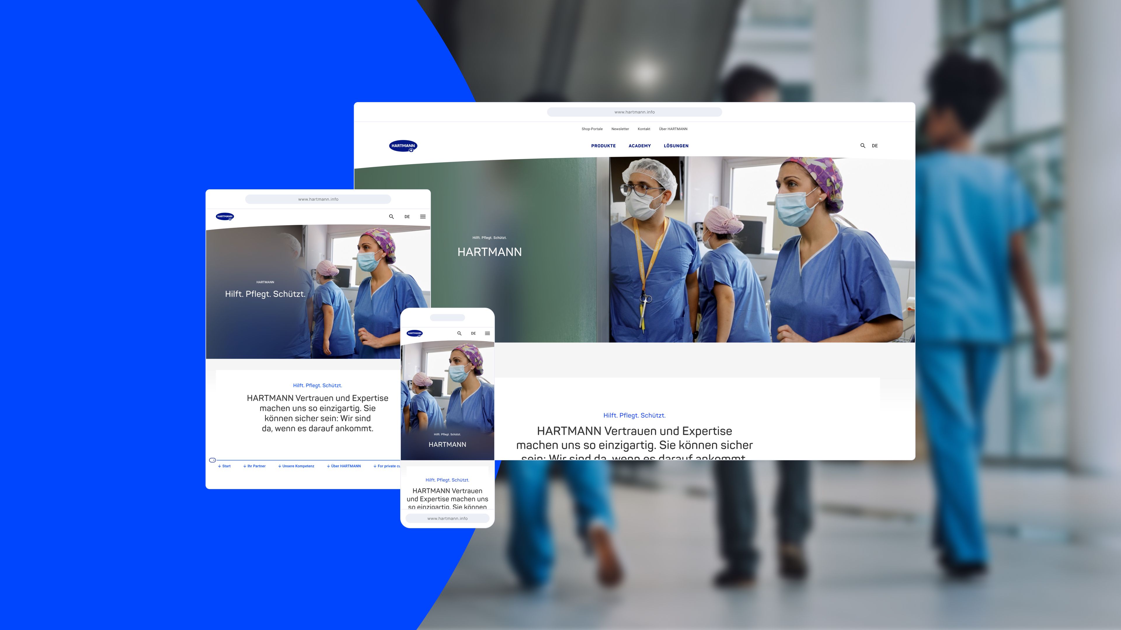 Medizinisches Fachpersonal in OP-Kleidung und Masken auf den Bildschirmen verschiedener Geräte, die ein responsives Website-Design vor einem verschwommenen Krankenhaus-Hintergrund zeigen.
