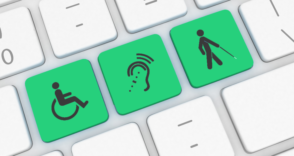 Weiße Computertastatur mit drei grünen Tasten, die Symbole für Barrierefreiheit zeigen: ein Rollstuhlfahrer, ein Ohr mit Schallwellen für Hörbeeinträchtigung und eine Person mit Blindenstock.